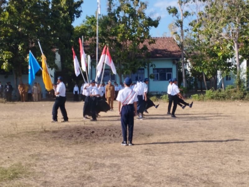 DARI SATU KEPEMIMPINAN KE KEPEMIMPINAN BARU: OSIS SMPN 2  ASEMBAGUS RESMI BERGANTI PENGURUS